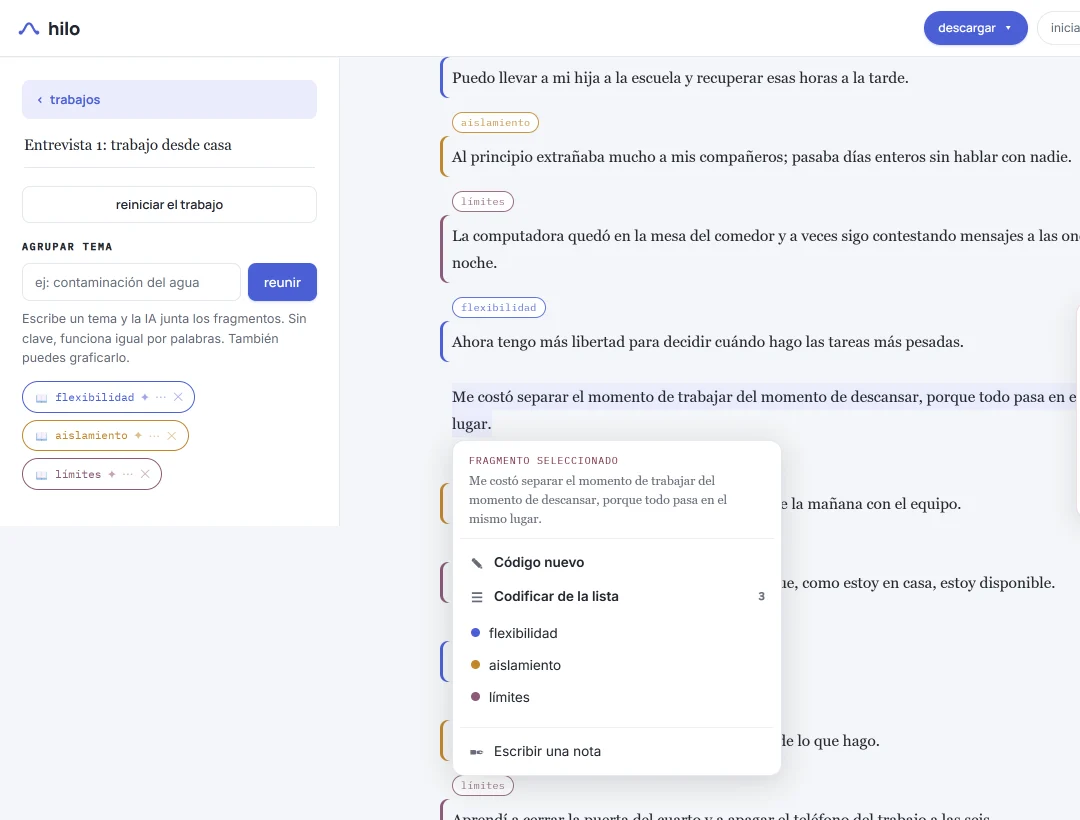 Pantalla de HILO con la entrevista del ejemplo: está seleccionado el párrafo «Me costó separar el momento de trabajar del momento de descansar…» y el menú ofrece «Código nuevo» y la lista con los tres códigos, flexibilidad, aislamiento y límites.